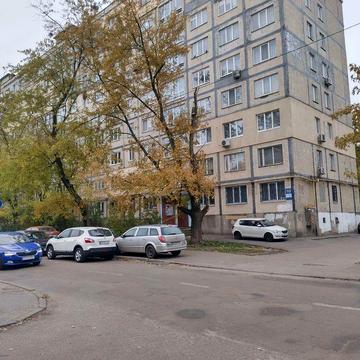 Соловяненка 10, метро Дарниця 15 хв.пішки, 2кімн.розділ.,без комісії