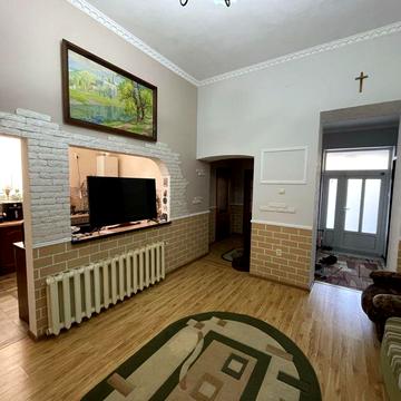 Продається будинок у дворовій системі