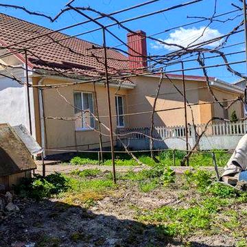 Частина будинку ж великою ділянкою