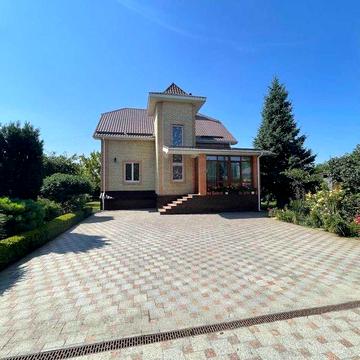 Будинок  в с.Гатне, S 300 кв.м.. 25 сот. Є цокольний поверх - сховище