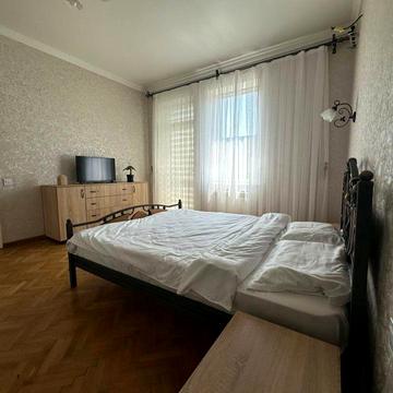 Продаж 3-кімнатної квартири в самому центрі Чернівців — вул. Університ