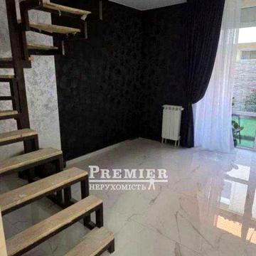 Таунхаус с ремонтом, 3 этажа, 100 м², 3 спальни, кухня-студия