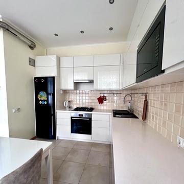 Академіка Богомольця вул., 7/14