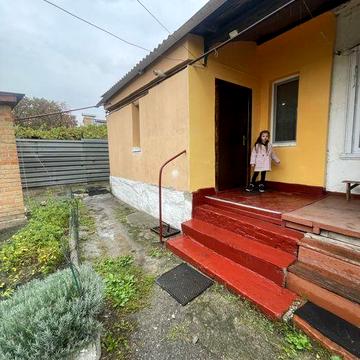 Продам 1/2 будинку в центрі