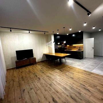 Продається сучасний котедж в м. Тячів