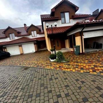 Продається сучасний котедж в м. Тячів