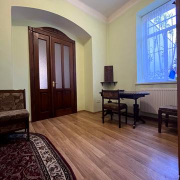 Сергія Єфремова вул., 21