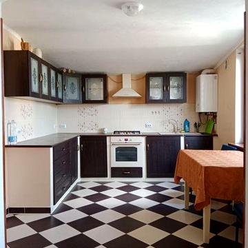 Будинок цегляний на 2 половини  ремонт є газ