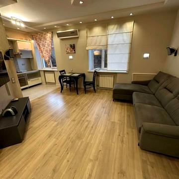 Інститутська вул., 18