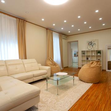 Пилипа Орлика вул., 10