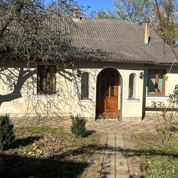 Будинок та територія.