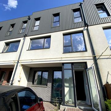 Молодіжна вул., 10