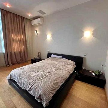 Центр, двокімнатна квартира з якісним  ремонтом та великим гардеробом