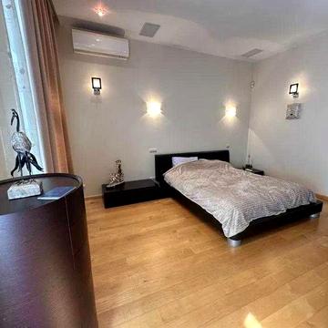 Центр, двокімнатна квартира з якісним  ремонтом та великим гардеробом