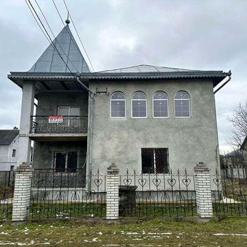 Добротний особняк.