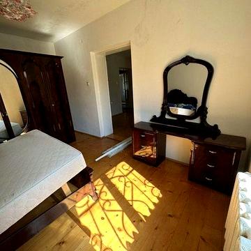 Добротний особняк.