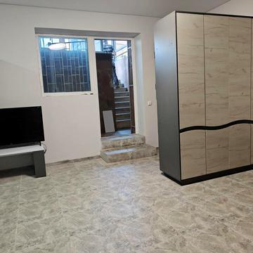 Нижня Берегова вул., 1