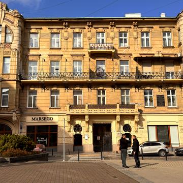 Генерала Петра Григоренка пл. (Перемоги), 4