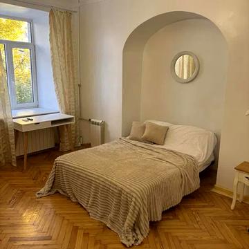 Володимирська вул., 82