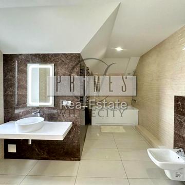 Дивовижна вул., 8