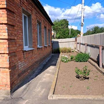 Продам цегляний будинок в Дергачах, район стадиону. Сертифікат так.