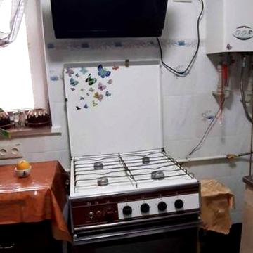 Продам 1/2 будинку а/о центр