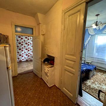 Центр. Район дитячої лікарні. Окремий двір. Дві окремі кімнати. Гараж.