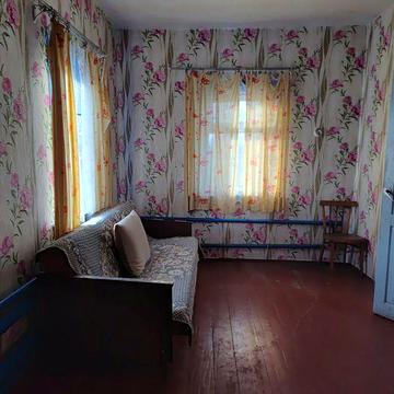 Продам будинок в центрі села Русанів.