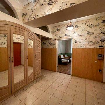 Продам 3к квартиру на Середньофонтанській.Можна під комерцію. Сталінка