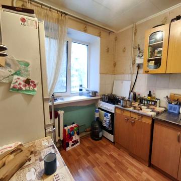 Космонавтів вул., 5