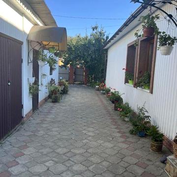 Будинок із земельною ділянкою