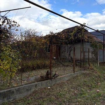 Приватний будинок із земельною ділянкою