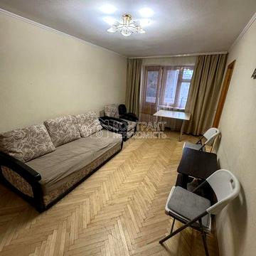 Здається 3 кімнатна квартира, у центрі