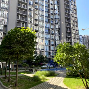 Леоніда Бірюкова бульв., 5