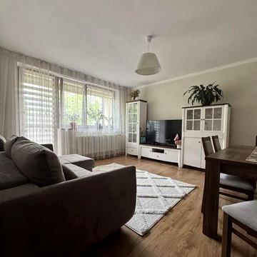 Продається світла 2-кімнатна квартира на вул. Шафарика