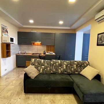 Володимира Антоновича вул. (Свердлова), 36