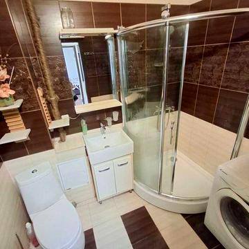 Здам 1 кім кв зі свіжим ремонтом, затишну з меблями і технікою.