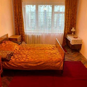 продам  2 кімнатну метро Чернігівська.