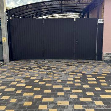 Продам будинок в центрі міста.