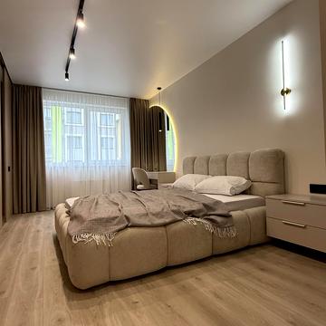 Угорська вул., 12