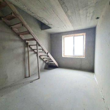 Двокімнатна двоповерхова квартира в Бучі.