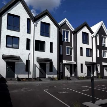 Дніпровська, 13