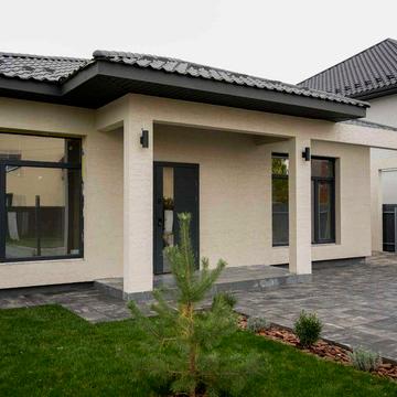 Будинок з розведеною електрикою, сантехнікою та стінами під покраску.