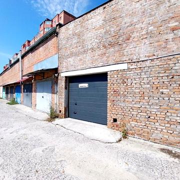 Будівельників вул., 1