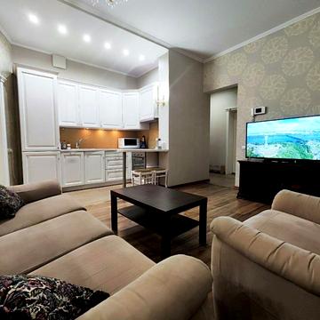 Дмитрівська вул., 80