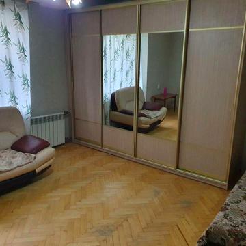 Русанівський бульвар 11/11, в домі АТБ, вікна у двір, є гараж