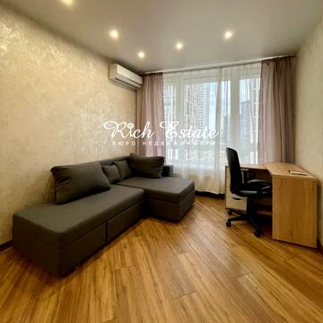 Зарічна вул., 2