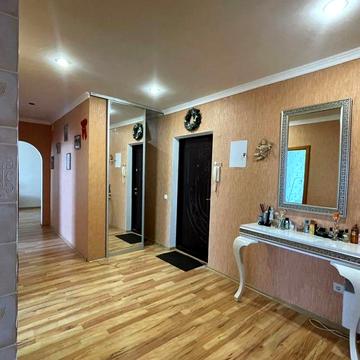 Продається простора квартира в чудовому спокійному районі!