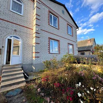 Продається 2-поверховий будинок із ремонтом, хоз будівлею, 2 гаражами