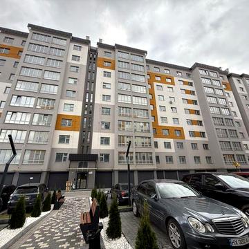 2к + простора кухня в новобудові з мінімальним оформленням